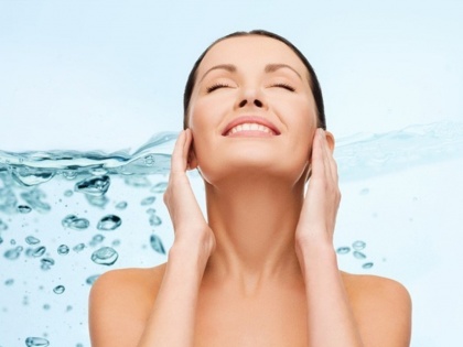 What is Micellar Water, benefits, uses, ways to use this perfect skin care product | क्या है मिस्लर वाटर (Micellar Water)? क्यों हर लड़की के बैग में हो ये स्किन केयर प्रोडक्ट