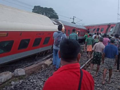 1 dead, 60 injured as Howrah-CSMT Express train derails near Jharkhand's Chakradharpur | Howrah-CSMT Express Derailment: हावड़ा-सीएसएमटी एक्सप्रेस ट्रेन पटरी से उतरी, 2 की मौत, कई घायल, भारतीय रेलवे ने जारी किए हेल्पलाइन नंबर, देखें तस्वीरें 1 dead, 60 injured as Howrah-CSMT Express train derails near Jharkhand's Chakradharpur | Howrah-CSMT Express Derailment: हावड़ा-सीएसएमटी एक्सप्रेस ट्रेन पटरी से उतरी, 2 की मौत, कई घायल, भारतीय रेलवे ने जारी किए हेल्पलाइन नंबर, देखें तस्वीरें
