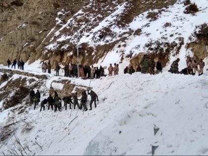 Himachal Pradesh: 5 Army personnel trapped in snow avalanche Joint Operation by Army, ITBP, local police | हिमाचल: बर्फ में फंसे 5 जवानों के लिए सुरक्षाबलों का रेस्क्यू ऑपरेशन जारी, एक जवान हो चुका है शहीद