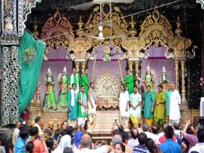 Devotees will not be able to see Thakurji s hindola on hariyali Teej | हरियाली तीज पर सोने-चांदी के हिंडोलों पर सवार ठाकुरजी का दर्शन नहीं कर पाएंगे भक्त Devotees will not be able to see Thakurji s hindola on hariyali Teej | हरियाली तीज पर सोने-चांदी के हिंडोलों पर सवार ठाकुरजी का दर्शन नहीं कर पाएंगे भक्त