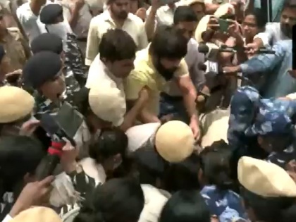 Jantar Mantar Bajrang punia Police detained many wrestlers including Sakshi malik marching towards new Parliament | जंतर-मंतर पर भारी हंगामा, बजरंग का दावा- साक्षी समेत कई पहलवानों को पुलिस ने हिरासत में लिया, नई संसद की तरफ कूच कर रहे थे
