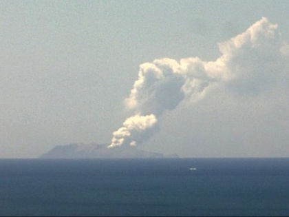 New Zealand island volcano eruption, tourists passed away moments ago | न्यूजीलैंड के द्वीप में हुआ ज्वालामुखी विस्फोट, कुछ क्षण पहले गुजरे थे पर्यटक
