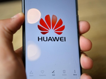 China accuses Britain of helping America in harming Huawei | चीन ने ब्रिटेन पर लगाया हुवावेई को नुकसान पहुंचाने में अमेरिका की मदद करने का आरोप