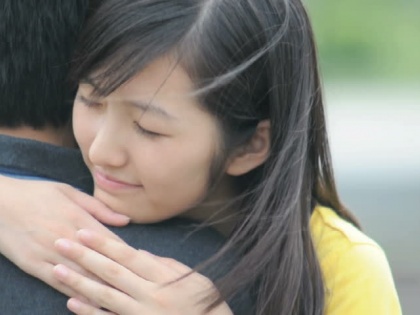 Hugging with partner for just 20 seconds reduces stress says study | सिर्फ 20 सेकंड पार्टनर से गले मिलने से कम होता है स्ट्रेस, स्टडी में हुआ खुलासा