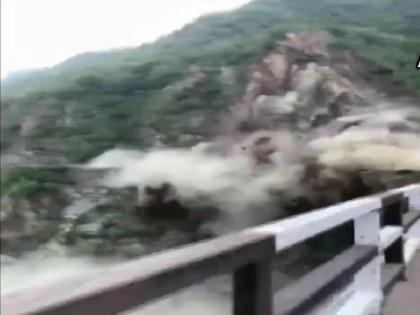 huge landslide occurred Chamba Himachal Pradesh travellers made viral video no one injured | Video: देखते ही देखते अचानक दरक गया विशाल पहाड़, पानी में गिर बड़ा हिस्सा, सामने आया खौफनाक वीडियो