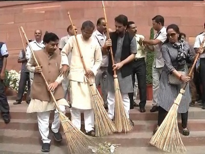 BJP MPs Hema Malini sweep Parliament premises but she Trolled | संसद में झाड़ू लगाने पर हेमा मालिनी ट्रोल, लोगों ने की पाकिस्तानी क्रिकेटर से तुलना