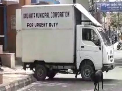 West Bengal Video of Decomposed Bodies of Alleged Covid-19 Victims Goes Viral Governor Seeks Report | पश्चिम बंगाल में शवों को घसीट कर ले जाने का वीडियो वायरल, राज्यपाल बोले- 'बेशर्मी है' तो पुलिस ने दी सफाई