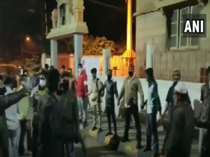 Karnataka Bengaluru violence group of Muslim youth formed human chain to protect temple | बेंगलुरु: हिंसा के बीच मंदिर को नुकसान से बचाने के लिए इन मुस्लिम युवकों ने बना ली मानव शृंखला, देखें वीडियो