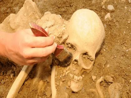 Thousands Of Human Skeletons Unearthed In Newly Discovered Cave Near Indo-Nepal Border In Dharchula Uttarakhand | उत्तराखंड: धारचूला में भारत-नेपाल सीमा के पास नई खोजी गई गुफा में हजारों मानव कंकाल मिले Thousands Of Human Skeletons Unearthed In Newly Discovered Cave Near Indo-Nepal Border In Dharchula Uttarakhand | उत्तराखंड: धारचूला में भारत-नेपाल सीमा के पास नई खोजी गई गुफा में हजारों मानव कंकाल मिले