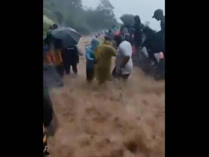 Raigad Fort Rainfall Hundreds Tourists Stranded After Cloudburst-Like Watch Video Maharashtra see viral | Raigad Fort Rainfall: रायगढ़ किले में हालात खराब, 100 से ज्यादा पर्यटक फंसे, देखें वीडियो Raigad Fort Rainfall Hundreds Tourists Stranded After Cloudburst-Like Watch Video Maharashtra see viral | Raigad Fort Rainfall: रायगढ़ किले में हालात खराब, 100 से ज्यादा पर्यटक फंसे, देखें वीडियो