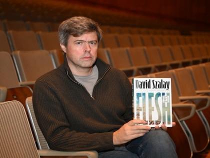 Who is David Szalay Canadian-Hungarian-British author won 2025 Booker Prize for his novel Flesh | कौन हैं डेविड स्जेले?,  किरण देसाई को हराकर 2025 का बुकर पुरस्कार जीता