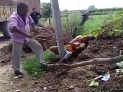 Agra: Husband bruttaly beats wife, tied her to electric pole, video viral | आगरा: पत्नी को खंभे से बांधकर बेरहमी से पीटने का वीडियो आया सामने, फरार पति और सास की तलाश कर रही है पुलिस