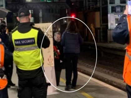 man propose to train driver girlfriend at railway station in dublin video viral | ट्रेन ड्राइवर को इस तरह से प्रपोज किया उनके प्रेमी ने, दिल जीत लेने वाला वीडियो हुआ वायरल