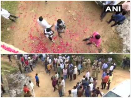 flyover under which the gang-rape accused Hyderabad, people raised the police zindabad slogans, showered flowers | Video: जिस फ्लाईओवर के नीचे मारे गए गैंगरेप के आरोपी, लोगों ने वहीं लगाए पुलिस जिंदाबाद के नारे, बरसाए फूल