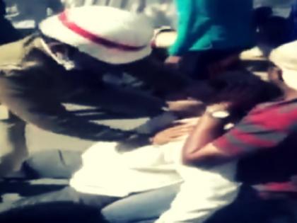 Man falls during walk even doctors will be proud to see police's treatment | हैदराबाद: चलते-चलते सड़क पर गिरा शख्स, पुलिस के इलाज को देखकर डॉक्टरों को भी होगा गर्व