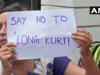 Hyderabad: Students of St. Francis College For Women protest against the new rule under which the students have been ordered to wear 'kurtis' below knee length | हैदराबादः कॉलेज कैंपस में शॉर्ट कुर्ती और स्लीवलेस ड्रेस पर बैन, विरोध में सड़क पर उतरी छात्राएं