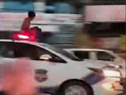 Drunken ruckus in Hyderabad by climbing police car damaged glass watch video | पुलिस की गाड़ी पर चढ़कर हैदराबाद में शराबी ने किया हंगामा, शीशे को किया क्षतिग्रस्त, देखें वीडियो