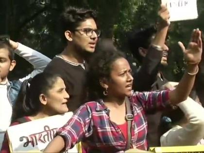 protest at Jantar Mantar on the issue of crimes against women | दिल्ली के जंतर मंतर पर हाथों में तख्तियां लेकर लोगों ने किया विरोध प्रदर्शन, तख्तियां पर लिखा था-‘‘बलात्कारियों को सूली पर चढ़ाओ’’