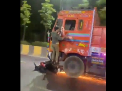 watch video Hyderabad Hit-and-Run Video After collision truck driver kept dragging bike person was hanging on the footboard | टक्कर के बाद... बाइक को घसीटता रहा ट्रक ड्राइवर, फुटबोर्ड पर लटका था शख्स, देखें वीडियो