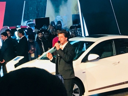 Auto Expo 2018: Hyundai launches swachh can under Swachh Bharat Abhiyan, Shah Rukh Khan made part | Auto Expo 2018: Hyundai के swachh can की लॉन्चिंग में पहुंचे शाहरुख खान