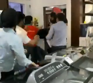 Viral Video iPhone 15 delivery delayed in delhi customer reach retail store and beat employees police took legal action | वायरल वीडियो: आईफोन 15 की डिलवरी में हो रही देरी पर ग्राहक ने स्टोर कर्मचारियों को पीटा, पुलिस ने की कार्रवाई