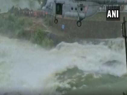 Video Indian Air Force chopper rescued man Khutaghat Dam near Bilaspur Chhattisgarh | छत्तीसगढ़: पानी की तेज धार में 16 घंटे तक फंसा रहा युवक, वायुसेना ने बचाया, देखें हैरतअंगेज वीडियो