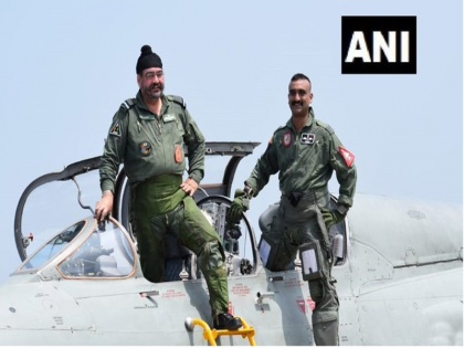 IAF chief BS Dhanoa and Wing Commander Abhinandan Varthaman flew in the trainer version of the MiG-21 fighter Aircraft | भारतीय वायुसेना प्रमुख बीएस धनोआ और विंग कमांडर अभिनंदन वर्द्धमान ने मिग-21 से उड़ान भरी