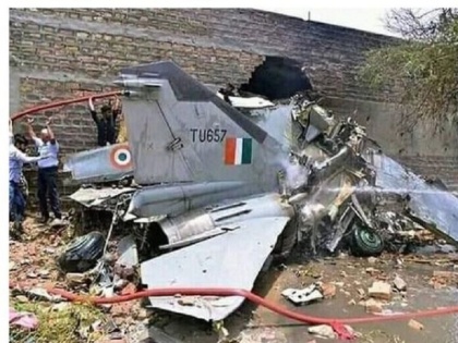 Fake pictures of Indian pilot and crashed aircraft are getting viral in Pakistan | पाकिस्तान में भारत के पायलट और दुर्घटनाग्रस्त विमानों की फर्जी तस्वीरें हो रही हैं वायरल