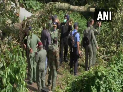 Teams of IAF & local Police investigate the site of the crash at Nanjappa Chatram village in Coonoor | हेलीकॉप्टर क्रैश की साइट पर पहुंचा जांच दल, वायु सेना ने कहा- तेजी से होगी जाँच, बेबुनियाद अटकलों से बचें