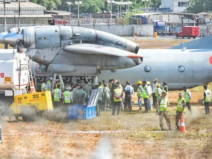 Due to the incident, aircraft movement was diverted to the secondary runway. | मुंबई हवाईअड्डाः हादसा टला, वायुसेना का विमान मुख्य रनवे से आगे निकल गया, चालक दल के सदस्य सुरक्षित