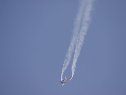IAF's Hawk aircraft crashes at Kalaikunda airbase in Bengal; pilots eject safely | बंगाल के कलाईकुंडा एयरबेस पर वायुसेना का हॉक विमान दुर्घटनाग्रस्त, पायलट सुरक्षित