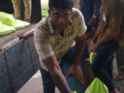 IAS Officer Kannan Gopinathan social work in kerala during flood photo goes viral | केरल बाढ़ में IAS अफसर ने पहचान छिपाकर की मजदूरी, वजह जानकर आपको भी होगा फख्र