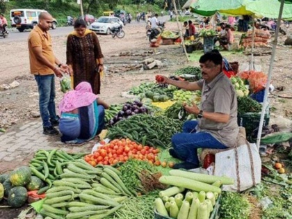 why ias akhilesh mishra selling vegetables in lucknow photo goes viral | सब्जी बेचते नजर आए आईएएस अधिकारी, वजह जानने के बाद लोग सादगी की कर रहे हैं तारीफ