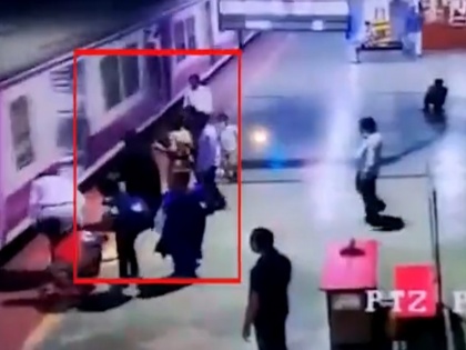 Woman falls off moving train rescued by alert female constable in mumbai at byculla station | चलती ट्रेन में चढ़ने के दौरान फिसलकर गिरी महिला, कॉन्स्टेबल ने दौड़कर यूं बचायी जान, वीडियो वायरल