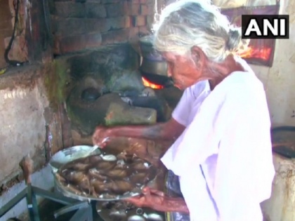 Tamil Nadu woman sells idlis for Re 1 each govt issued her an LPG connection, know about this 82 year old women | एक रुपये में इडली बेचने वाली 82 वर्षीय अम्मा ने पहली बार गैस चूल्हे का किया इस्तेमाल, वीडियो वायरल होने के बाद सरकार ने दिया तोहफा