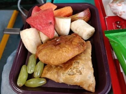 Man shares Pic of Iftar served on Shatabdi Express in Ramzan, says thanks to Indian Railways | 'आप रोजा हैं?', शताब्दी एक्सप्रेस में शख्स को मिला 'सरप्राइज इफ्तार', तस्वीर शेयर कर भारतीय रेल को कहा शुक्रिया