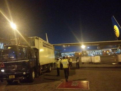 Jet Airways flight hits parked truck at Delhi airport and emergency landing in lucknow | दिल्ली एयरपोर्ट पर कैटरिंग वाहन से टकराया विमान, लखनऊ में एक अन्य की कराई गई इमरजेंसी लैंडिंग