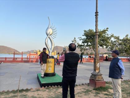 IIFA 2025 live All You Need Know About Star-Studded Event IIFA Trophy shines in Jaipur excitement among city residents selfie craze | IIFA 2025: जयपुर में आईफा ट्रॉफी की चमक, शहरवासियों में उत्साह-सेल्फी का क्रेज