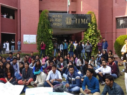 Students protests against fee hike at IIMC | IIMC में फीस बढ़ोतरी के खिलाफ छात्र प्रदर्शन पर उतरे, कहा- छोड़नी पड़ सकती है पढ़ाई