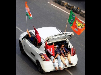 Kerala Friends Holding Different Party Flags Urge Not To 'Lose Friends' Over Politics photo going viral | 'राजनीति के चक्कर में न बिगाड़ें दोस्ती' मैसेज देने वाली फोटो वायरल, लोगों ने जताई सहमति