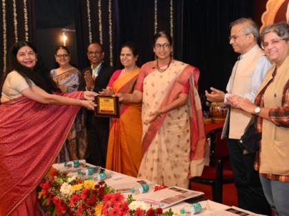 Maniben Nanavati Mahila Mahavidyalaya Principal Rajshree Trivedi Maharishi Karve Excellence Award mumbai  | मणिबेन नानावटी महिला महाविद्यालय की प्राचार्या राजश्री त्रिवेदी को महर्षि कर्वे उत्कृष्टता पुरस्कार