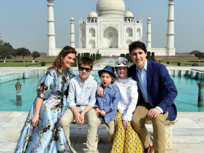 Canadian PM Justin Trudeau visits Taj Mahal with his family | कनाडा के PM जस्टिन ट्रूडो परिवार संग पहुंचे आगरा, देखते रह गए ताजमहल की खूबसूरती