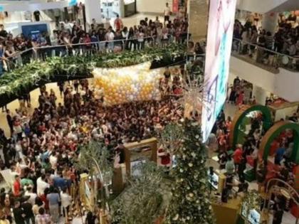than a dozen injured due to pick up christmas gift in mall australia | मॉल में क्रिसमस गिफ्ट लेने को लेकर मची अफरातफरी, एक दर्जन से अधिक घायल than a dozen injured due to pick up christmas gift in mall australia | मॉल में क्रिसमस गिफ्ट लेने को लेकर मची अफरातफरी, एक दर्जन से अधिक घायल