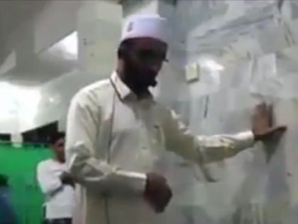 Indonesian: Imam lead prayer amid strong earthquake in bali, Video | इंडोनेशिया: बाली में भूकंप से कांपी बिल्डिंग लेकिन मौलाना ने पूरी की नमाज, देखें वीडियो