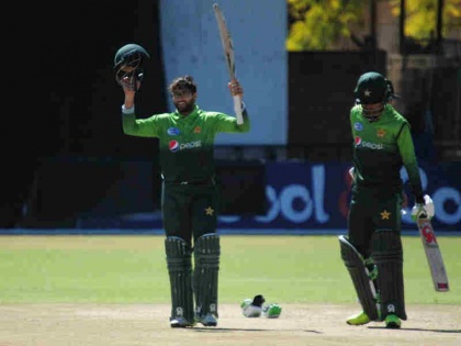 Pakistan thrash Zimbabwe by 244 runs in 4th ODI, Fakhar Zaman and Imam-ul-Haq scripts history | फखर जमान-इमाम की तूफानी बैटिंग में उड़ा जिम्बाब्वे, पाकिस्तान ने चौथे वनडे में 244 रन से रौंदा