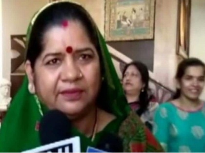 MP By-elections Former CM Kamal Nath 'item' Imarti Devi congress bjp  | एमपी में उपचुनावः पूर्व सीएम कमलनाथ ने इमरती देवी को कहा-‘आइटम’, फूट-फूट कर रोईं बाल विकास मंत्री