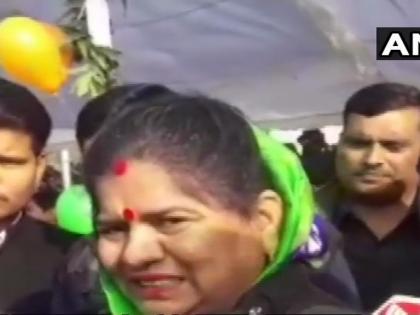 Video: Madhya Pradesh Minister Imarti Devi in Gwalior asks the Collector to read out her RepublicDay speech | मध्य प्रदेश: गणतंत्र दिवस पर अपना भाषण नहीं पढ़ पाईं कमलनाथ सरकार में कैबिनेट मंत्री इमरती देवी, बाद में दी ये सफाई