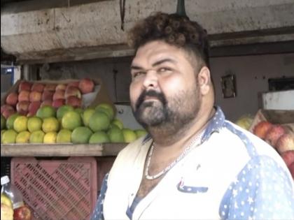 Gujarat man fails to find helmet that can fit on his head escapes fine under amended MV Act | बिना हेलमेट बाइक चलाकर ट्रैफिक नियम तोड़ता है यह शख्स, वजह जानकर जुर्माना भी नहीं लेती पुलिस