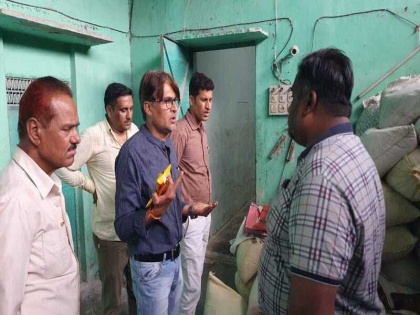 Madhya Pradesh 12 members of a family suffer from vomiting and diarrhea after eating Rajgira flour factory sealed | मध्यप्रदेश: राजगिरे का आटा खाने से एक परिवार के 12 लोग उल्टी-दस्त के शिकार,फैक्ट्री सील