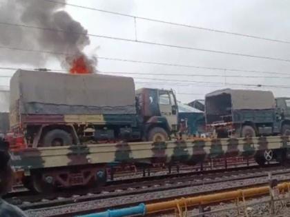army truck loaded goods train caught fire Ujjain railway station | उज्जैन रेलवे स्टेशन पर मालगाड़ी में लोड सेना के ट्रक में आग लगी